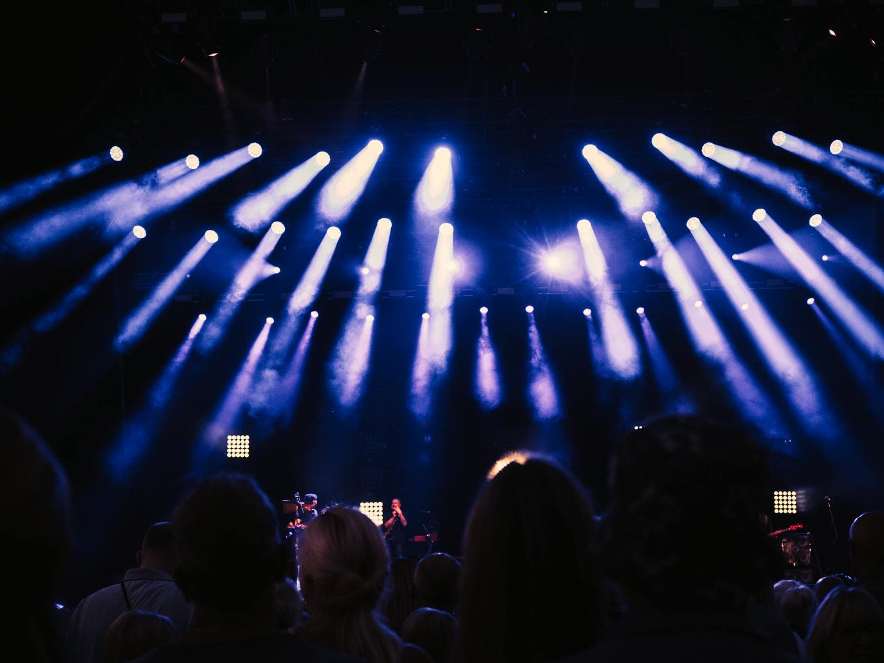 Parallel white beam fan across a stage
